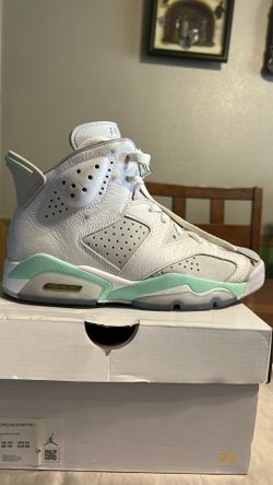 Woman’s Jordan 6 retro (mints)