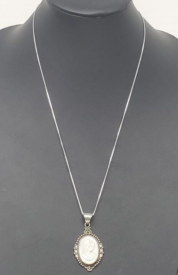 .925 Sterling Silver Cameo Pendant & Chain