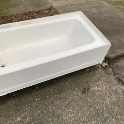 Free Bathtub In Good Working Order And No Damage Or Fading 