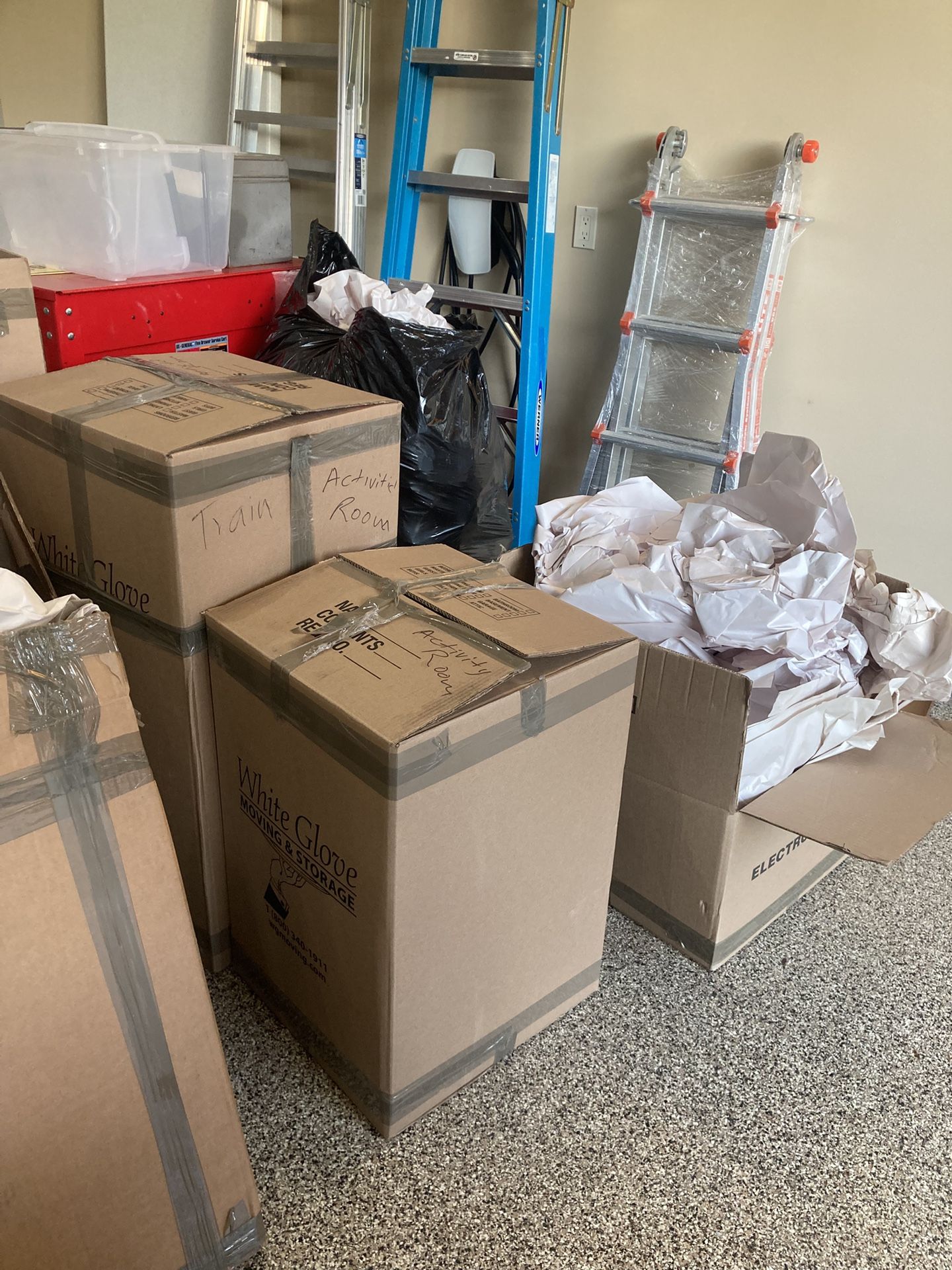 A Set Of Artwork And Médium And Large Moving Boxes Ans