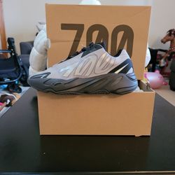 YEEZY 700 MNVN