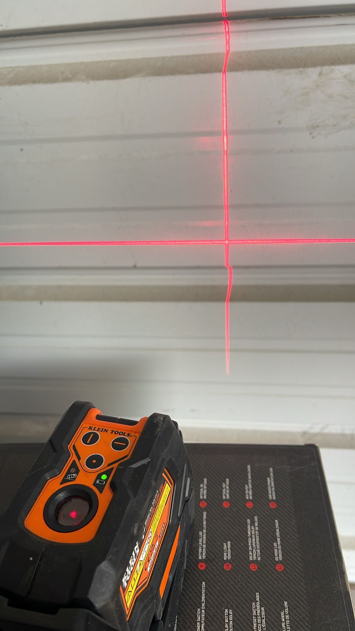 Klein Tools 93LCLS Laser Level Self Leveling Green Cross Line Red Plumb Spot Tool and Magnetic Mounting Clamp 3 AA batteries
