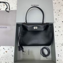 A large-capacity fashion handbag