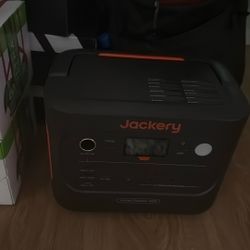 Jackery 1000 V2 (1 Month Old, Lightly Used)