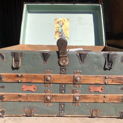 ANTIQUE LATE 19TH CENTURY STEAMER TRUNK