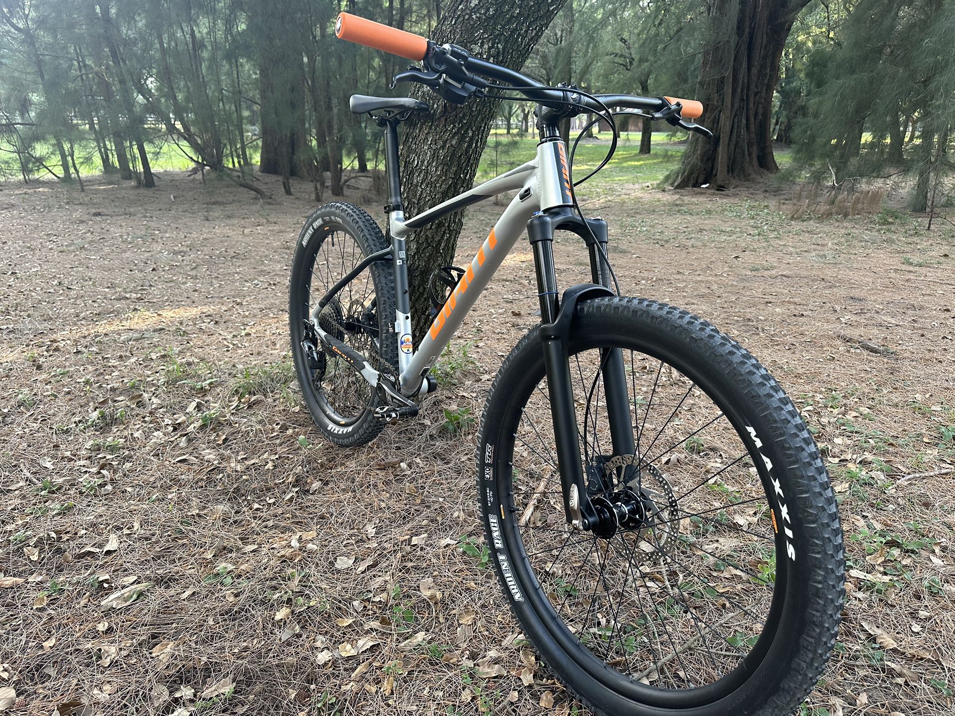 2019 Giant Fathom 1 Medium 27.5 (1 X 11 Speed) Mountain Bike 