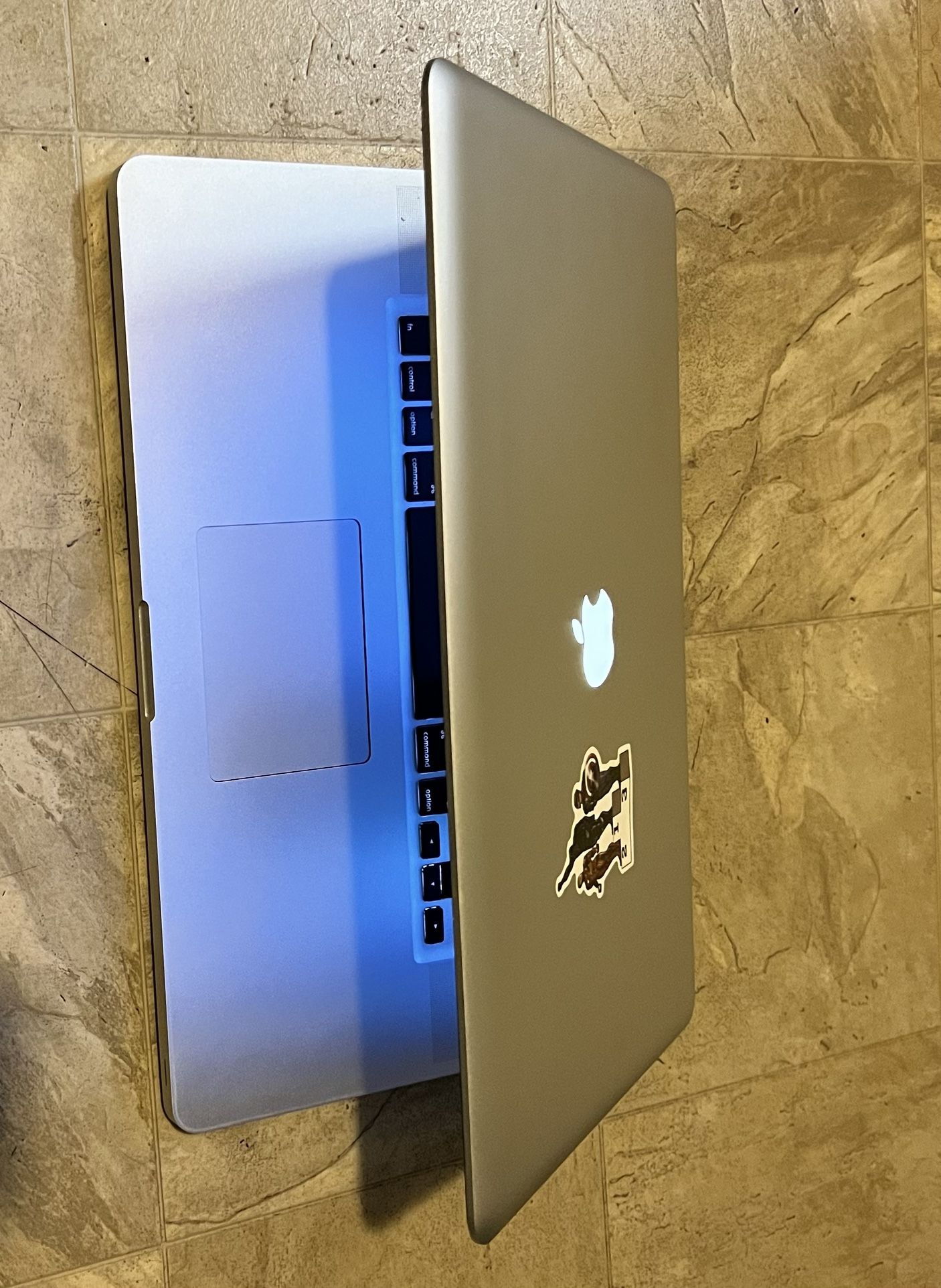 MacBook Pro 17" Very Rare / Running macOS Majave