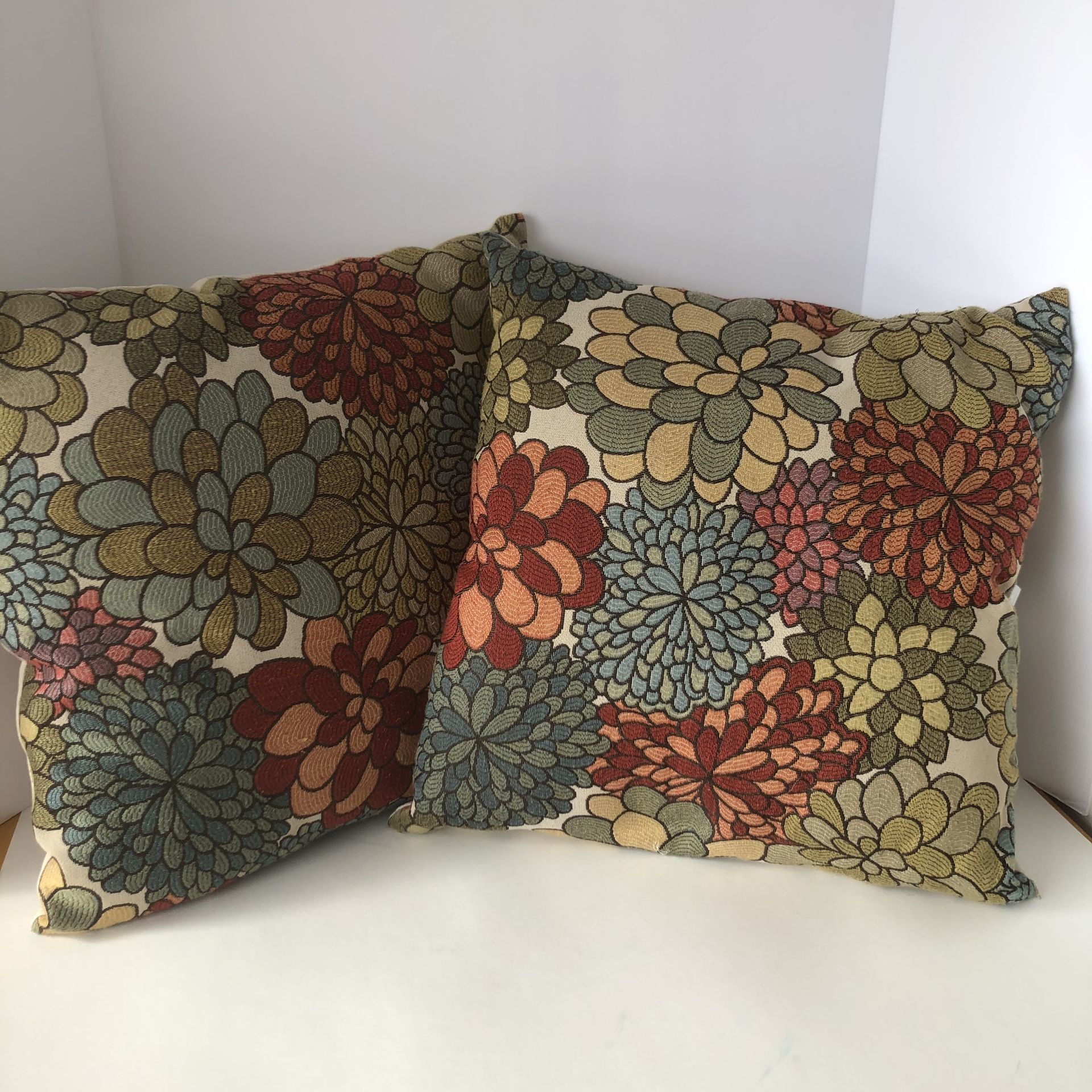 Better Homes & Garden multicolored mum/cream polyester throw pillows. Washed & CLEAN!