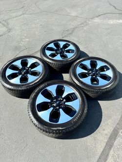 OEM 22” Ford F150 Lighting Platinum Wheels and 275/55R22 Michelin Primacy Tires