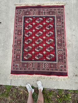 Hand Knotted Bakhara rug approx 8’x5.5’