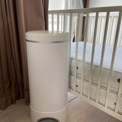 Munchkin STEP Diaper Pail, Trash Can Powered by Arm & Hammer