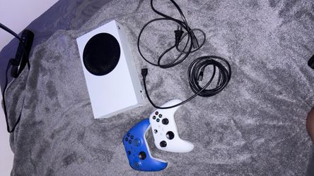 Xbox series S (COMES WITH TWO CONTROLLERS)