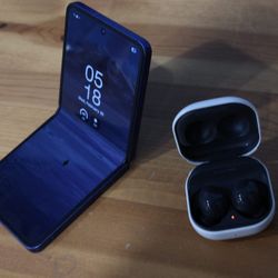 Samsung GALAXY Z FLIP 7 (512GB) UNLOCKED w/ Free Galaxybuds2 