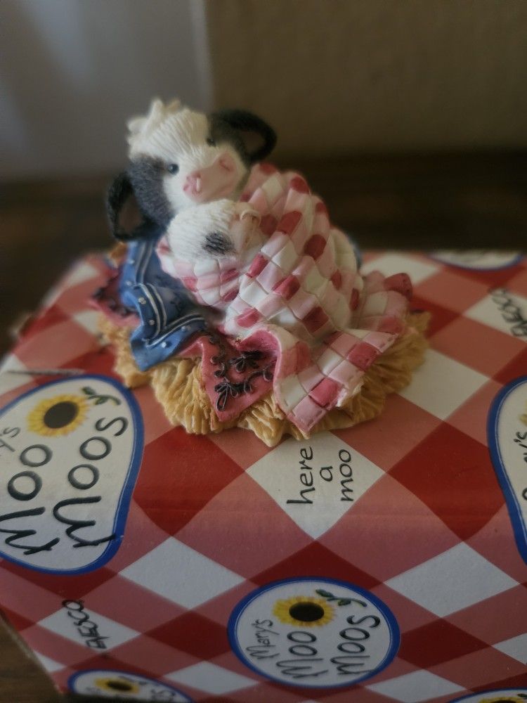 Vintage Enesco 1997 Mary Moo Moos “Somebody Brand Moo” Cow Figure # 319112