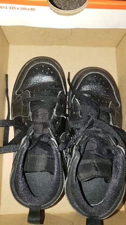 NIKE BOYS SIZE 9 NEW