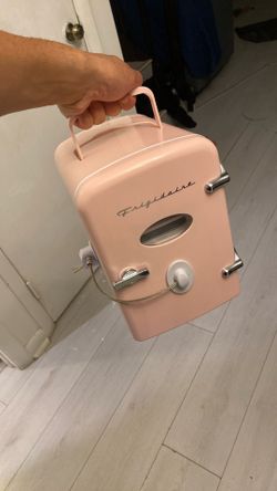 Mini fridge 