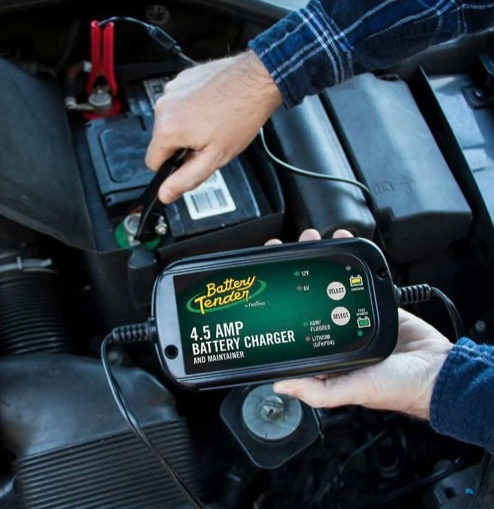 New 4.5 amp Battery Charger and maintainer.