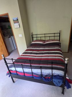 Full-size bed-metal frame in great condition