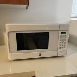 GE 1.1-cu ft 950-Watt Countertop Microwave (White)