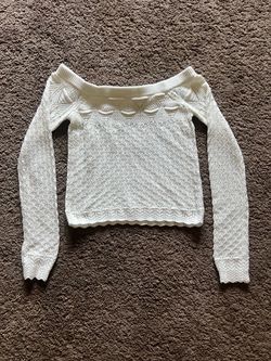 White knitted sweater cropped off shoulder