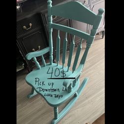 VINTAGE WOOD ROCKING CHAIR FOR ADULTS, Beautiful Teal Color 40$ pick up downtown little Tokyo area