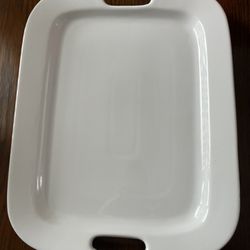 It’s A Beautiful Big Serving Dish. The Color Is White This Made By The Cellar Never Been Used It’s easy To Carrie Have Handle