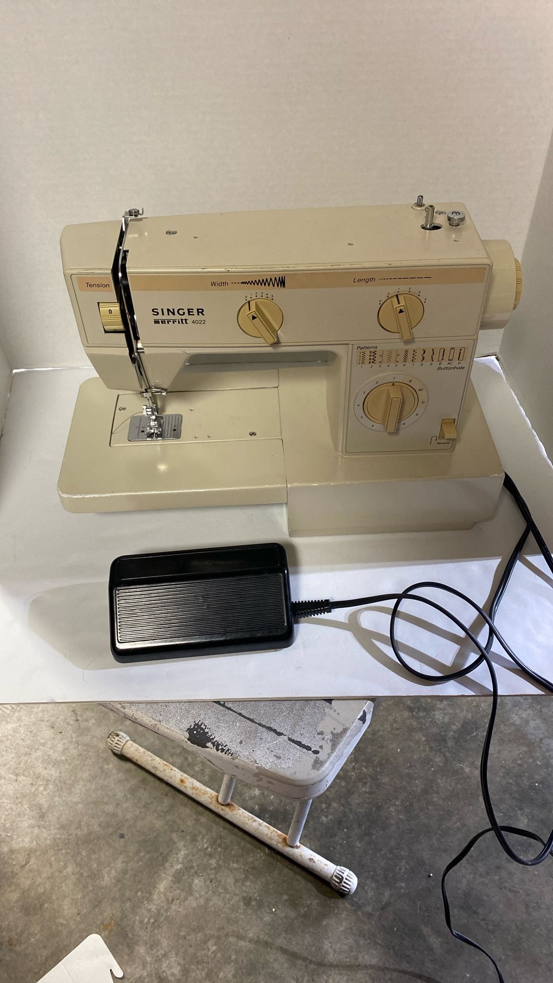 Singer Merritt Sewing Machine 4022 W/ Foot pedal