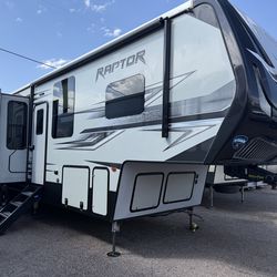 2018 RAPTOR FIFTH WHEEL TOY HAULER 39FT TRIPLE SLIDES FULLY LOADED