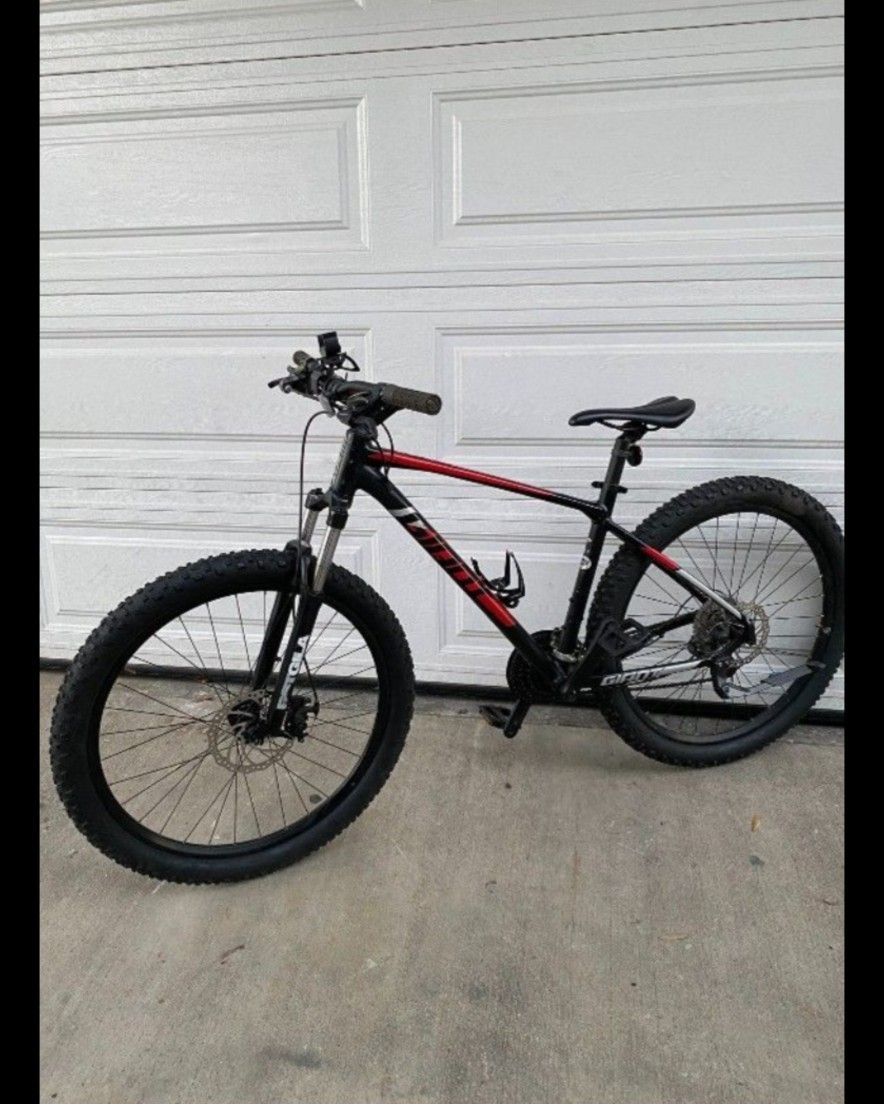 Giant Mountain Bike Size Large Wheels 27.5 Speeds Multiple Disc Brakes