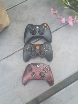 3 wireless Xbox controllers