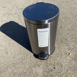 Small Trashcan With Slow-closing Lid 