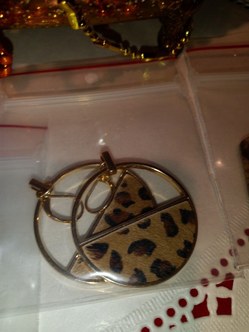 Mini Tub With Cheetah Earrings