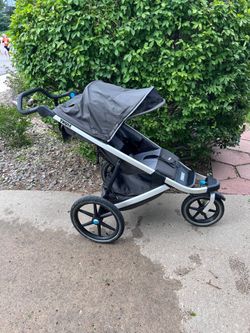 Thule Urban Glide jogging stroller, infant car seat adapter and caddy included