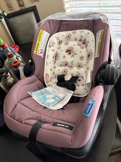 Graco infant car seat with base BRAND NEW