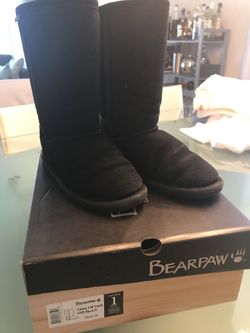 Girls bearpaw boots size 1 in excellent like new condition!