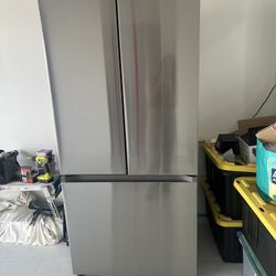 Like-New Samsung 18 cu ft Counter-Depth French Door Refrigerator – Stainless Steel