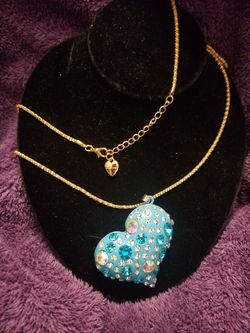 Beautiful gold tone Betsey Johnson sweater heart necklace.