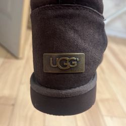 UGGS SIZE 7 WMNS