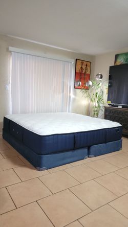 HIGH QUALITY KING SIZE STEARNS AND FOSTER MATTRESS AND BOXSPRINGS FOR SALE! IN EXCELLENT CONDITION, FREE DELIVERY