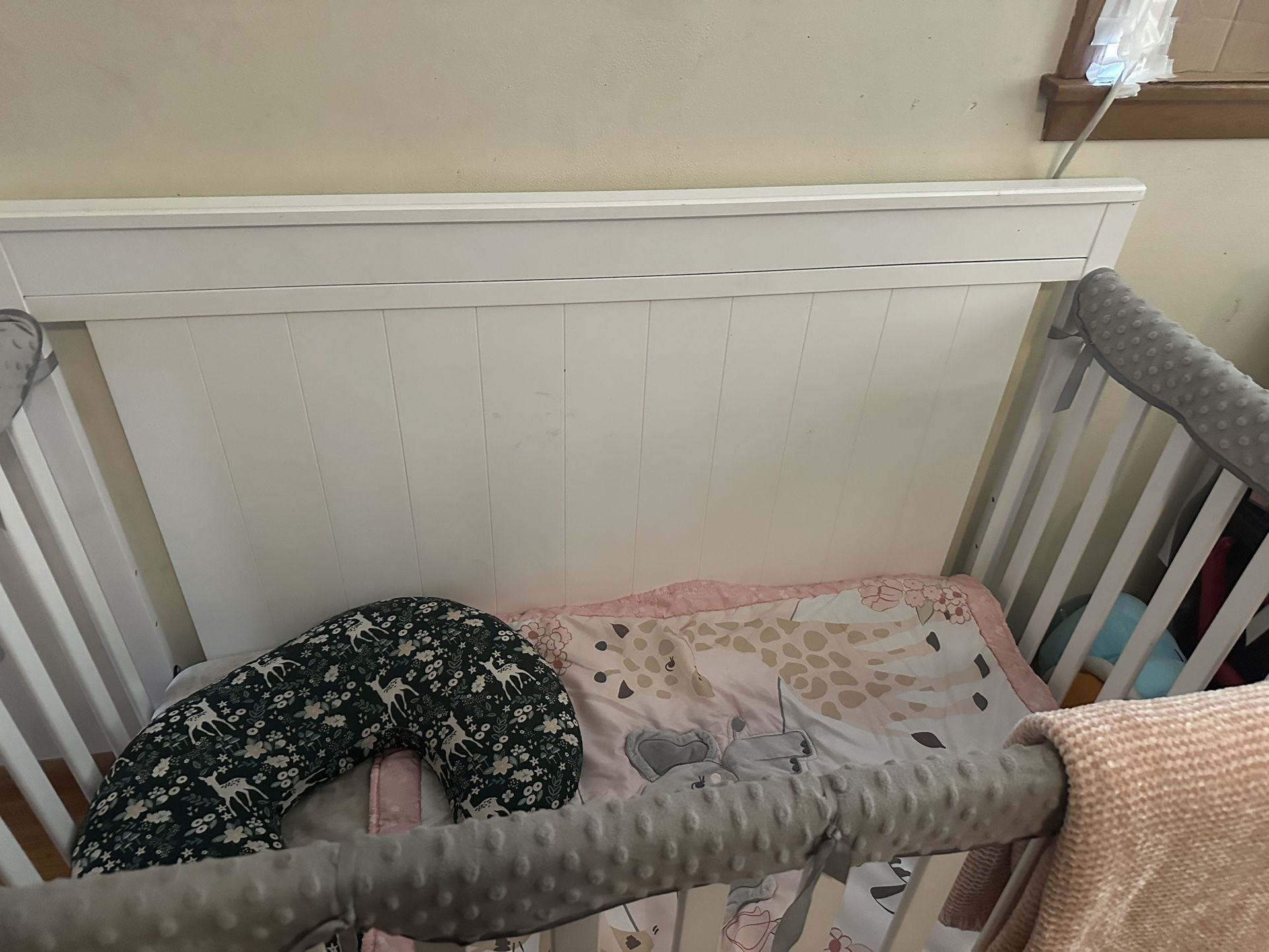 Baby crib 4 in 1 Convertible Baby Crib