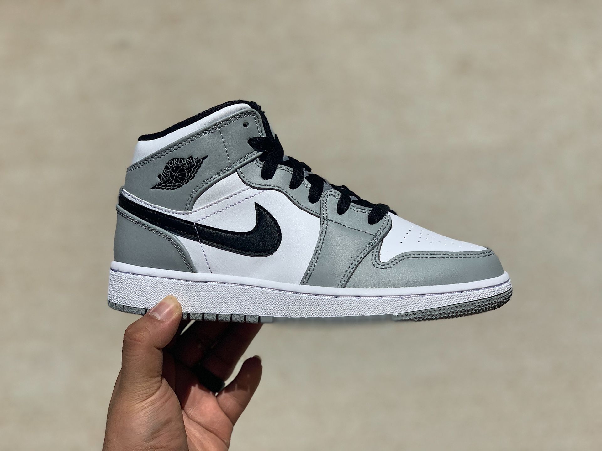 Air Jordan 1 mid “smoke grey”