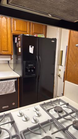 Refrigerator whirlpool side-by-side