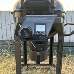 LOCO 22.5 in. SmartTemp Kettle Charcoal Grill in Black with Stand