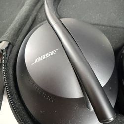 Bose Noise Cancelling Headphones 700 – Mint Condition + Case