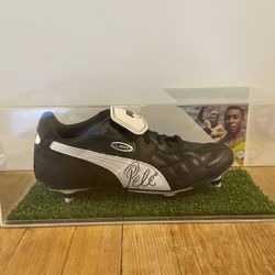 Pele Signed Cleat/boot - PSA/DNA