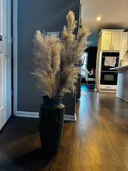 Large Vase with feathers