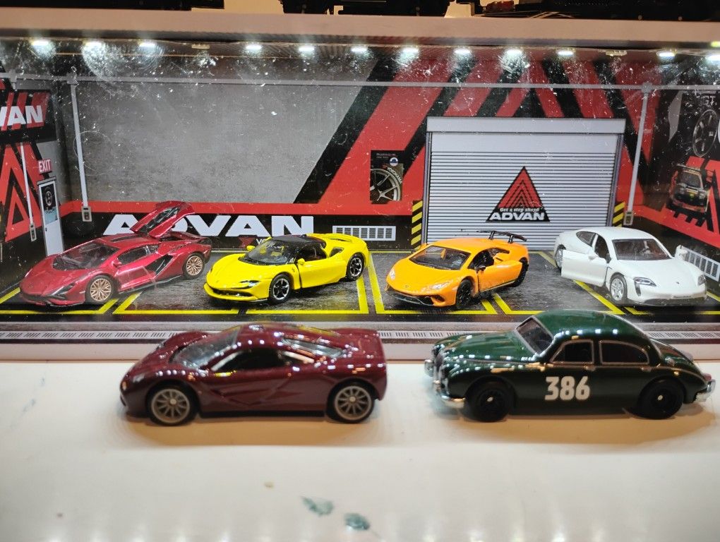 HOT WHEELS SHOWROOM W/14 Real Riders Car Culture Cars And Transports