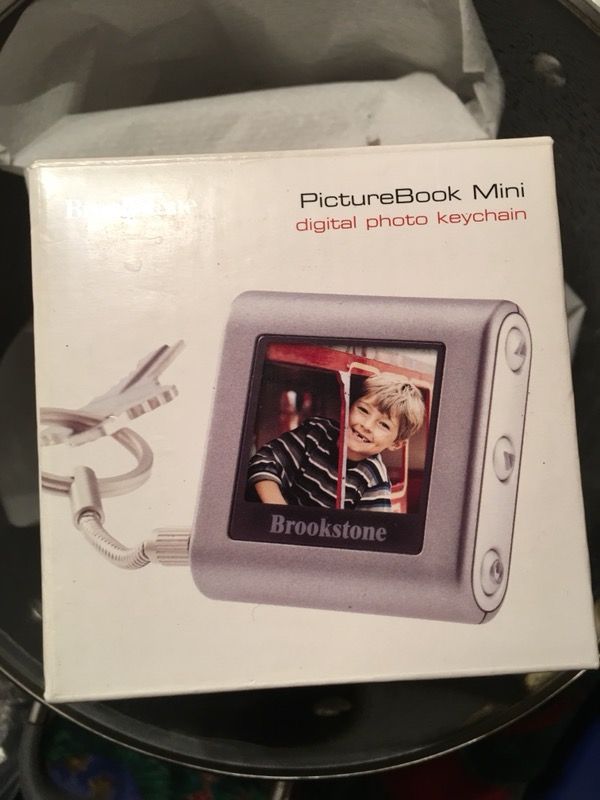 BROOKSTONE PICTURE BOOK MINI DIGITAL PHOTO KEY CHAIN