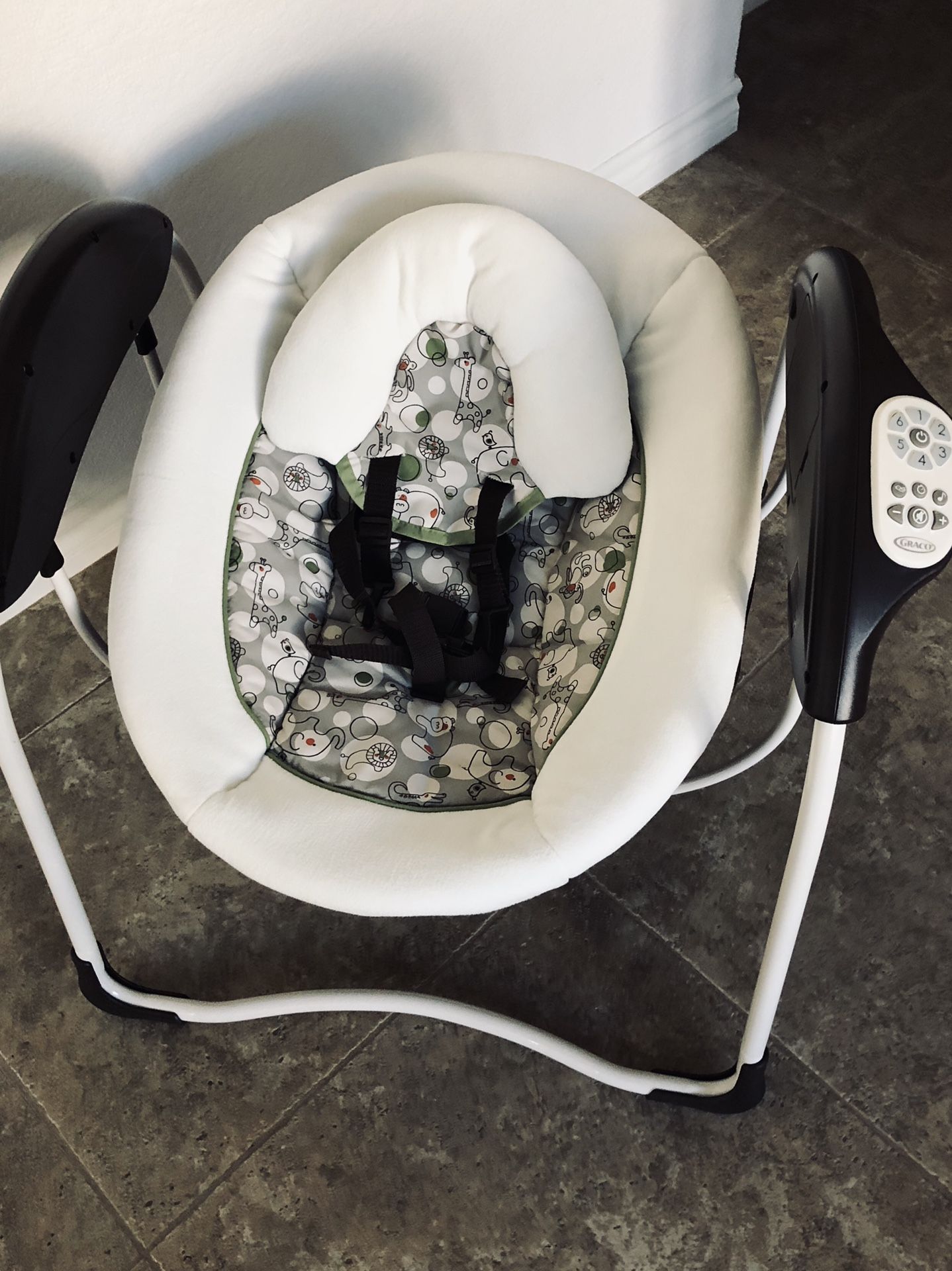 Brand New Graco Glider Lite LX Gliding Baby Swing, Zuba (Bermuda and Pebble)