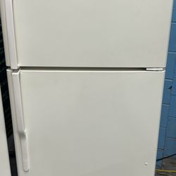 18 Cubic Foot Refrigerator With Ice Maker 